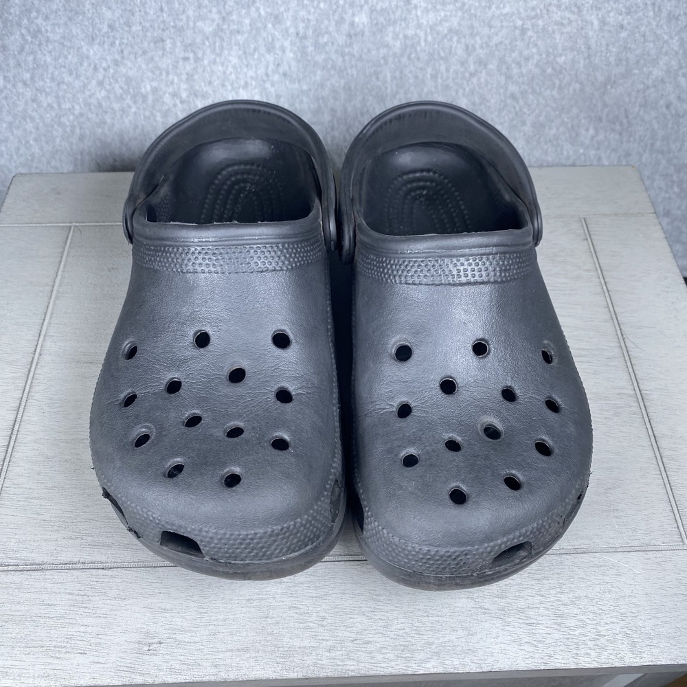 Crocs Classic Clogs Unisex Men 6 Women 8 Black Lightweight Water Friendly Shoes